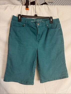 Gloria Vanderbilt all slimming effect Teal Bermuda shorts in a size 12